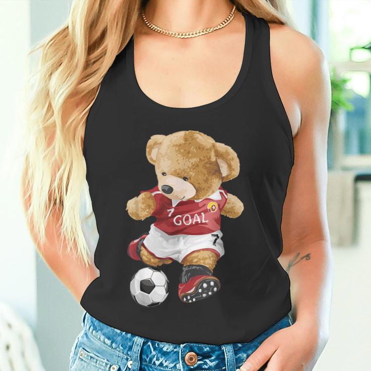 サッカーをするかわいいテディベア。 タンクトップ