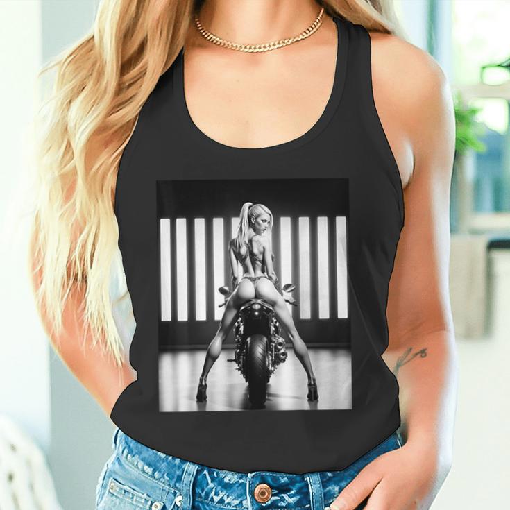 セクシーガールグラフィックtシャツ セクシーブロンドブーティモデルバイカーベイブ タンクトップ