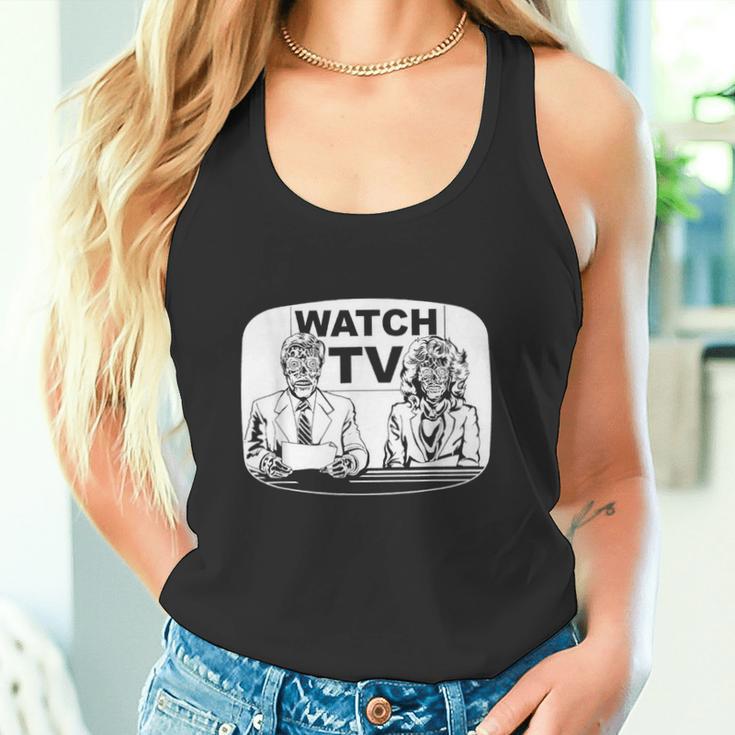 テレビを見る タンクトップ