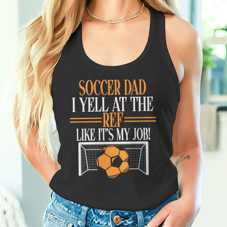 審判に自分の仕事みたいに怒鳴るよ。サッカーパパ。 長袖tシャツ タンクトップ