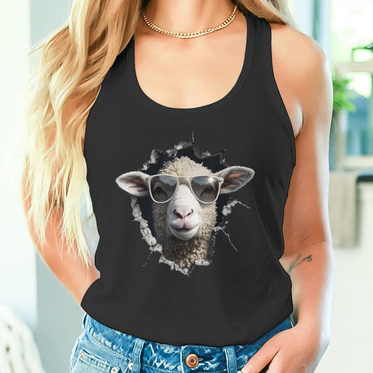 羊が穴から覗いています 農夫 羊飼い 飼い Coolheep Portrait タンクトップ