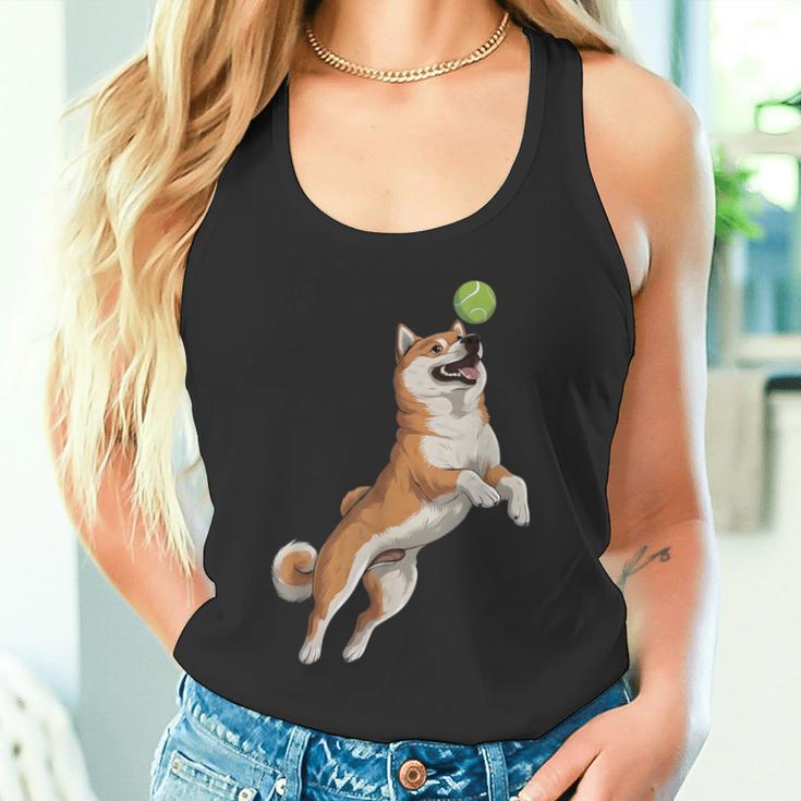 遊び心のある柴犬フェッチ追いかけテニスボール タンクトップ