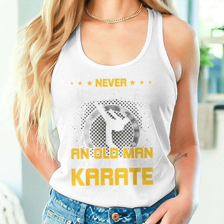 Never Underestimate An Old Man Who Know Karate タンクトップ