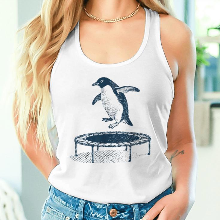 面白いペンギンがトランポリンでジャンプ タンクトップ