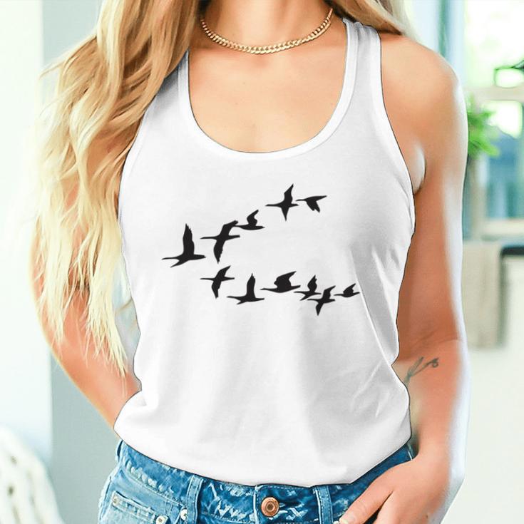 飛ぶ鳥の群れ 長袖tシャツ タンクトップ