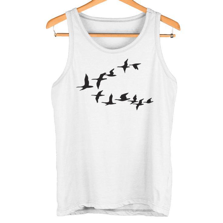 飛ぶ鳥の群れ 長袖tシャツ タンクトップ