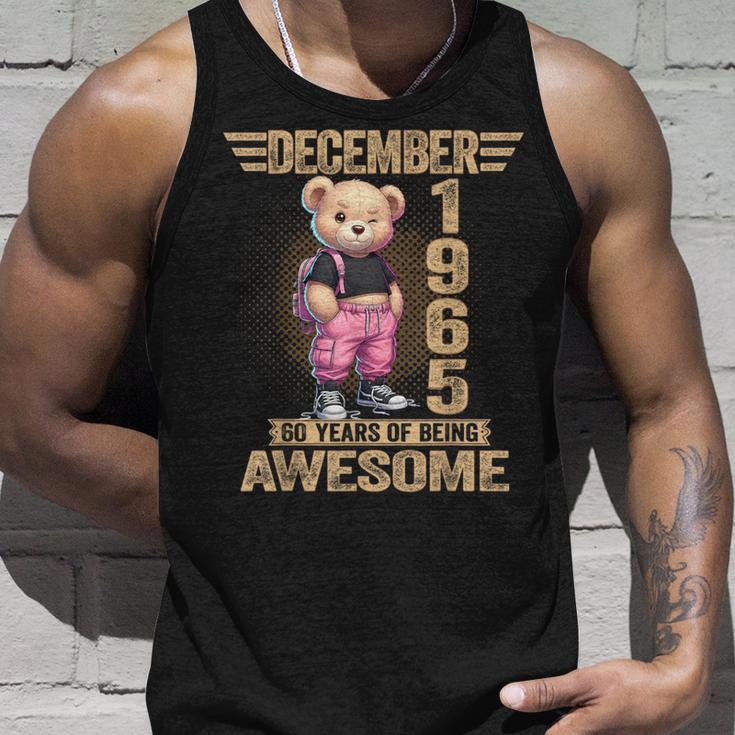 1965年12月 60歳の誕生日 60歳のテディベア Being Awesome タンクトップ 彼への贈り物
