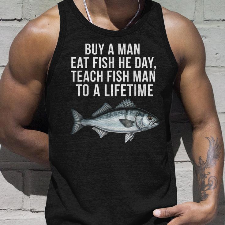 Buy A Man Eat Fish He Day Teaching Fish Man To A Lifetime Fish タンクトップ 彼への贈り物