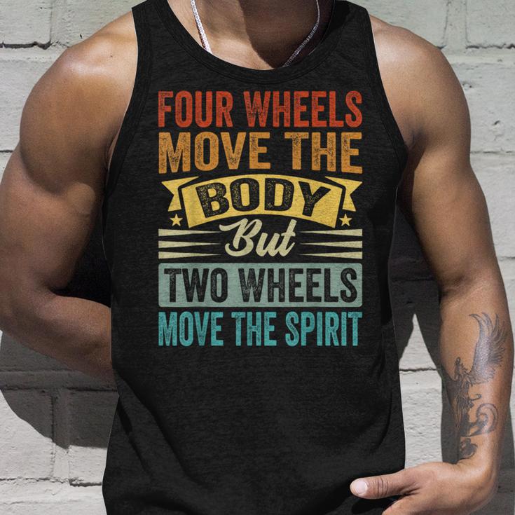 Four Wheels Move The Body But Two Wheels Move Thepirit タンクトップ 彼への贈り物