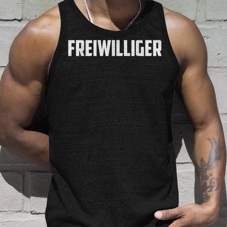 Freiwilliger Is Aolunr In German Illustration Graphic タンクトップ 彼への贈り物