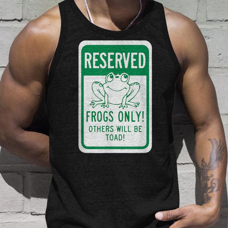 Frogs OnlyOthers Will Be Toad- Frog Pun タンクトップ 彼への贈り物