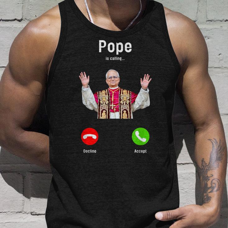 Pope Leo Xiv Is Calling Catholic Humor メンズ レディース タンクトップ 彼への贈り物