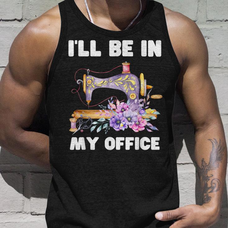 I'll Be In My Office おもしろヴィンテージフローラルミシン タンクトップ 彼への贈り物