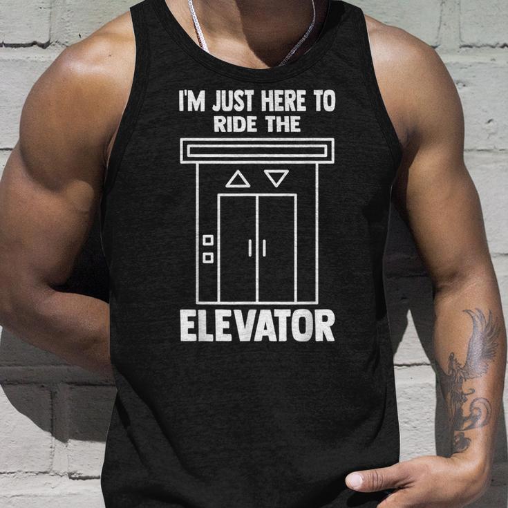 I'm Just Here To Ride The Elevator おもしろ引用エレベーター タンクトップ 彼への贈り物