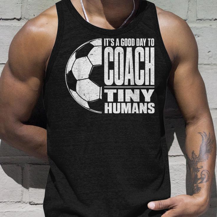 It's A Good Day To Train Tiny Humans サッカー ミニマリスト タンクトップ 彼への贈り物