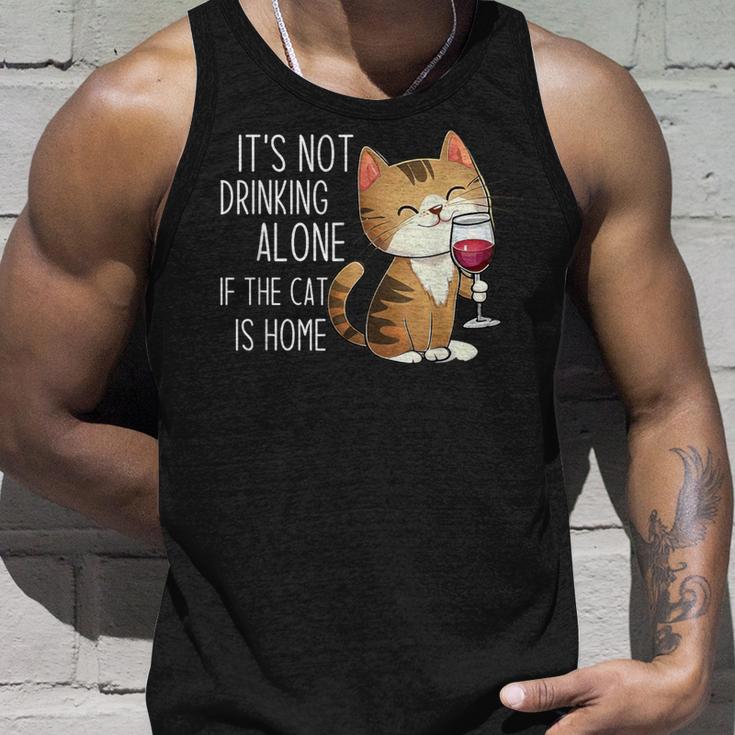 It's Not Drinking Alone If The Cat Is Home 面白い猫とワイン タンクトップ 彼への贈り物