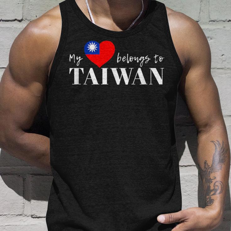 I Love Taiwan 国旗 台湾 台湾 プライド Roc 台北 ハート タンクトップ 彼への贈り物