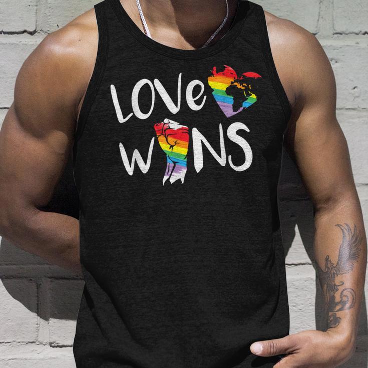 Love Wins Raised Fist Lgbt Lgbtq プライド アウェアネス レインボー タンクトップ 彼への贈り物