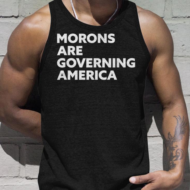 Morons Are Governing America タンクトップ 彼への贈り物