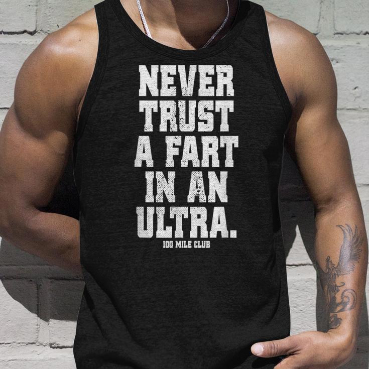 Never Trust A Fart In An Ultra 100マイル ウルトラトレイルランニング タンクトップ 彼への贈り物