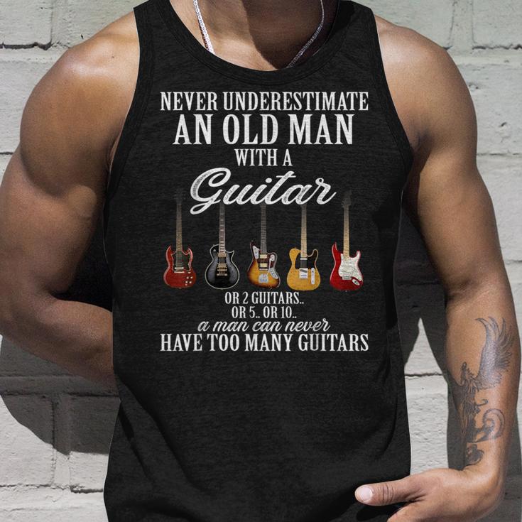 Never Underestimate An Old Man With A Guitar タンクトップ 彼への贈り物