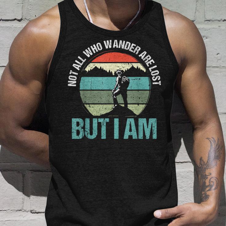 Not All Who Wander Are Lost But I Am ファニーハイキング タンクトップ 彼への贈り物