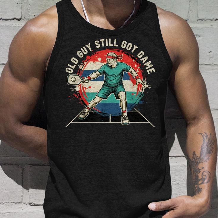 Old Guytill Got Game Pickle Ball メンズ タンクトップ 彼への贈り物
