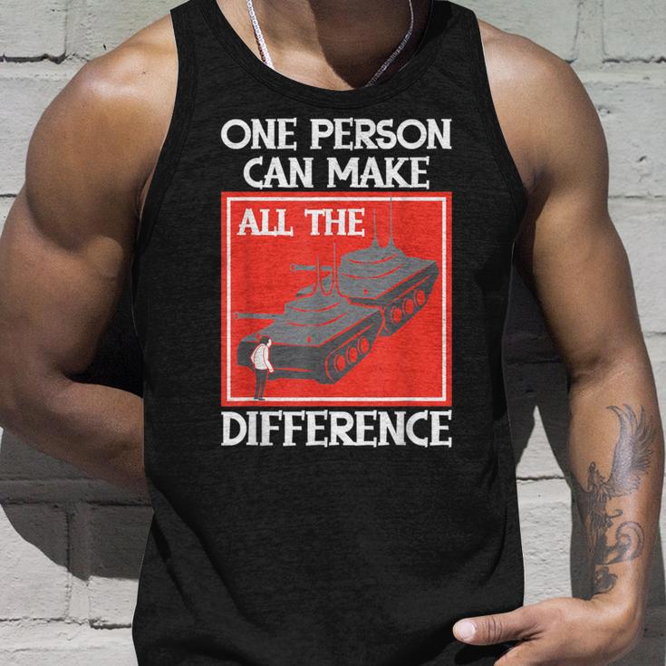 One Person Can Make A Difference Tiananmen タンクマン タンクトップ 彼への贈り物