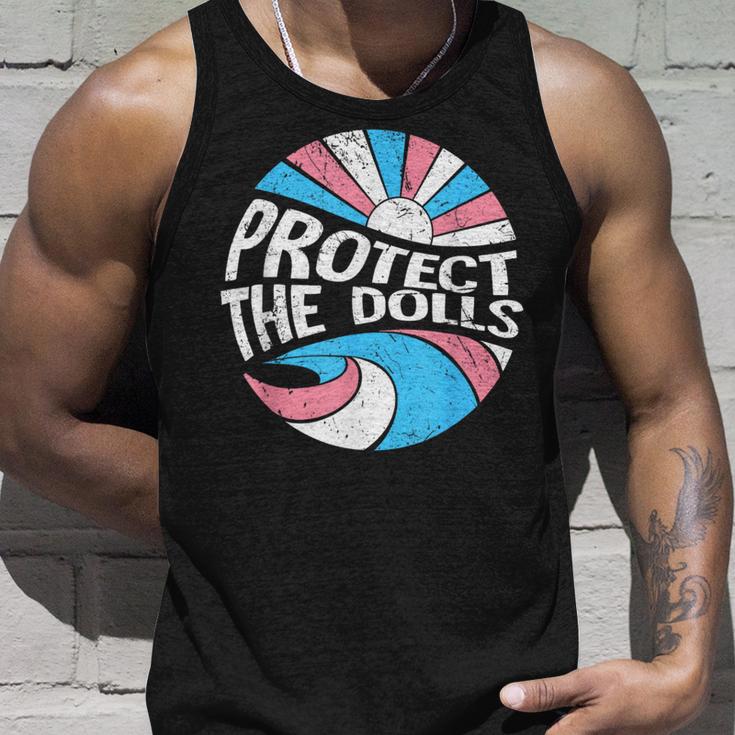 Protect The Dolls、トランスジェンダーlgbt、トランスジェンダーの権利 タンクトップ 彼への贈り物