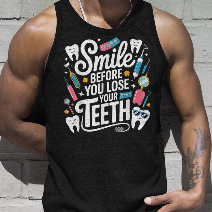 Smile Before You Lose Your Th 歯医者のジョーク タンクトップ 彼への贈り物