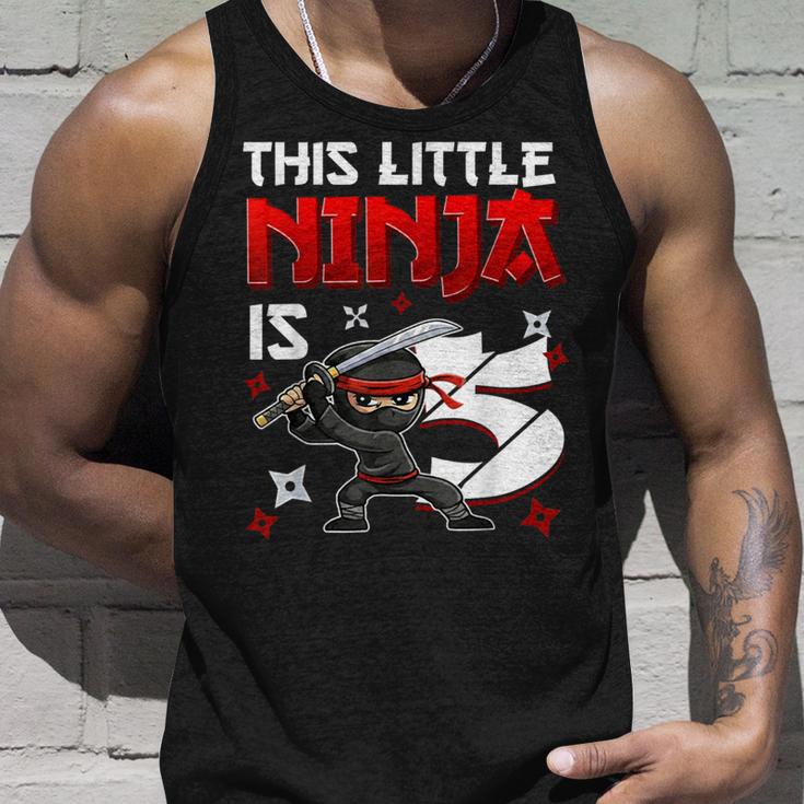 This Little Ninja Is 5歳 5歳の誕生日 忍者 男の子 キッズ タンクトップ 彼への贈り物