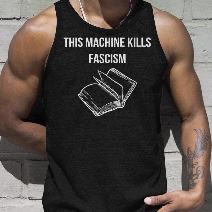 This Machine Kills Fascism 本読書 反トランプ タンクトップ 彼への贈り物