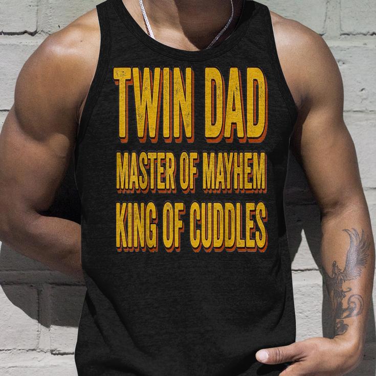 Twin Dad 父の日 ツインダッド メイヘムのマスター 抱きしめる王様 タンクトップ 彼への贈り物