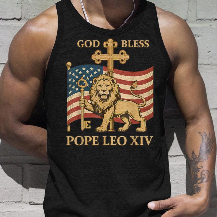 Vatican Pope Leo Xiv God Bless Pope Leo Xiv タンクトップ 彼への贈り物