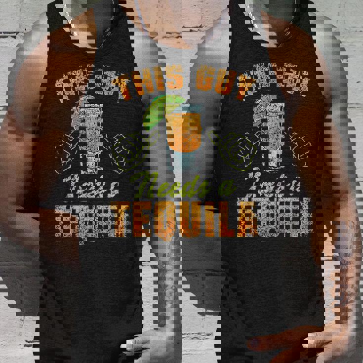 この男にはテキーラが必要だ ドリンク 酒飲み 飲酒 テキーラ タンクトップ 彼への贈り物