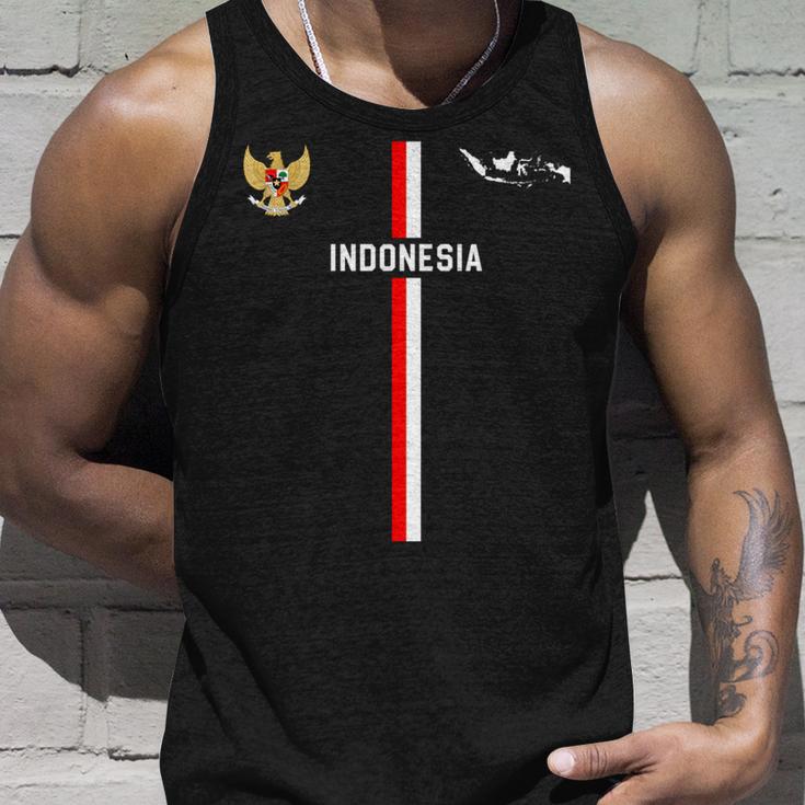 インドネシア国旗、インドネシアのシルエットマップ、国章 長袖tシャツ タンクトップ 彼への贈り物
