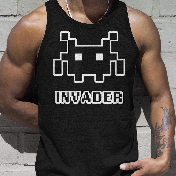 インベーダー Invader【Gamers ゲーマーズ】レトロ ゲーム ドット絵 文字 面白い かわいい タンクトップ 彼への贈り物