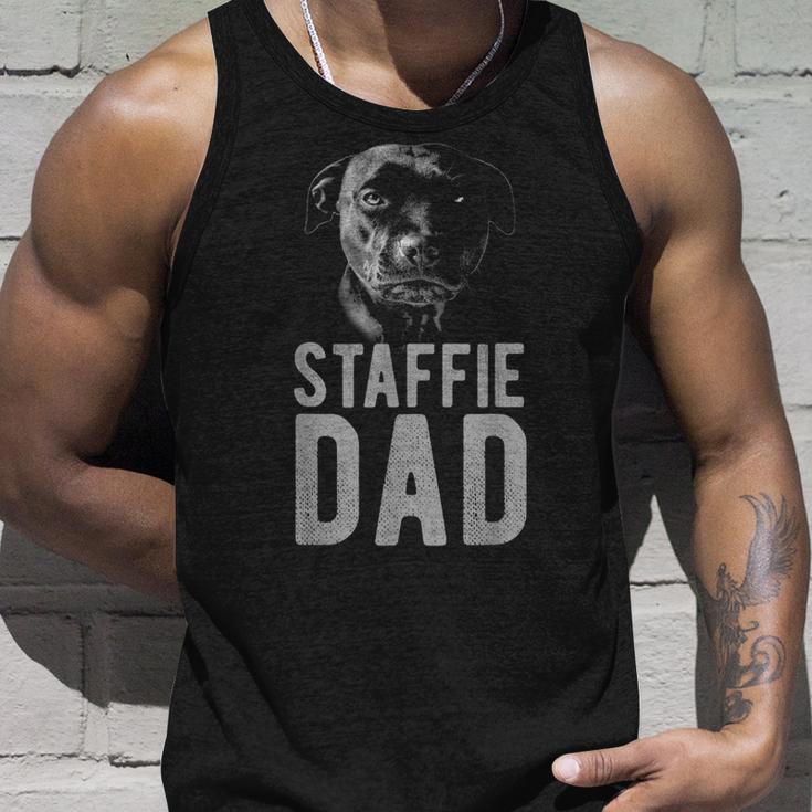スタッフォードシャーブルテリア ブラック 男性用 スタッフィー パパ タンクトップ 彼への贈り物