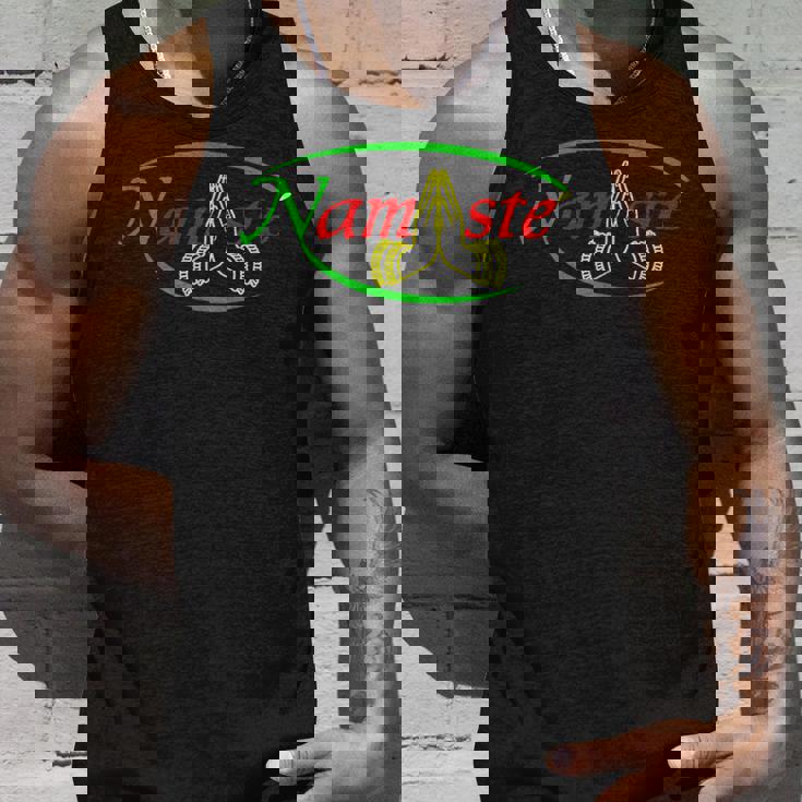 ナマステとラスタカラーヨガ。 タンクトップ 彼への贈り物