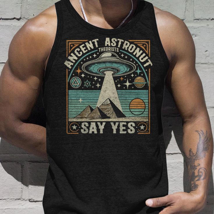 古代宇宙飛行士理論家はイエスと言うufo陰謀論 長袖tシャツ タンクトップ 彼への贈り物