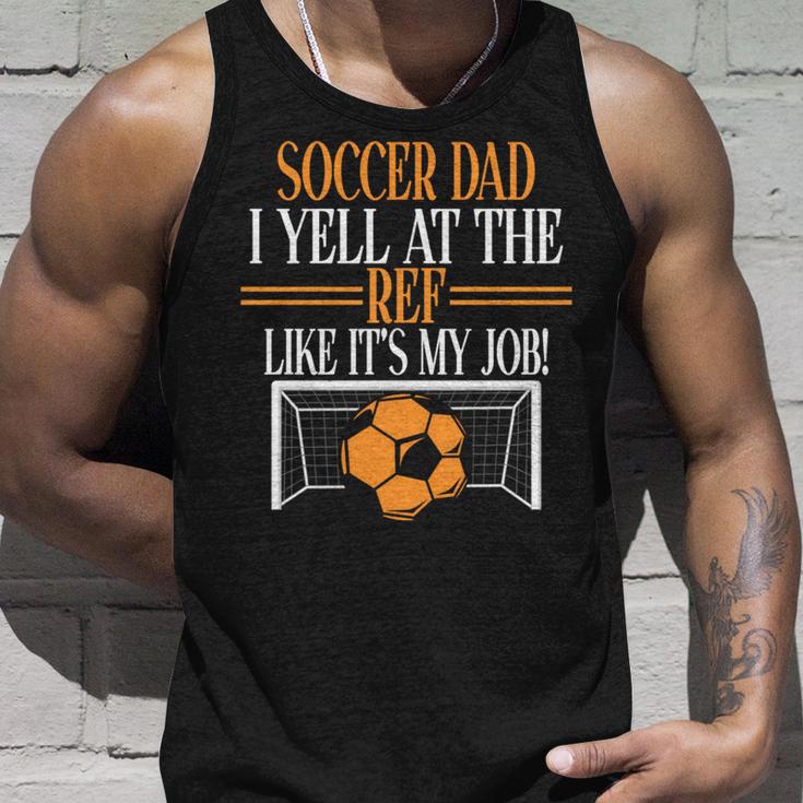 審判に自分の仕事みたいに怒鳴るよ。サッカーパパ。 長袖tシャツ タンクトップ 彼への贈り物