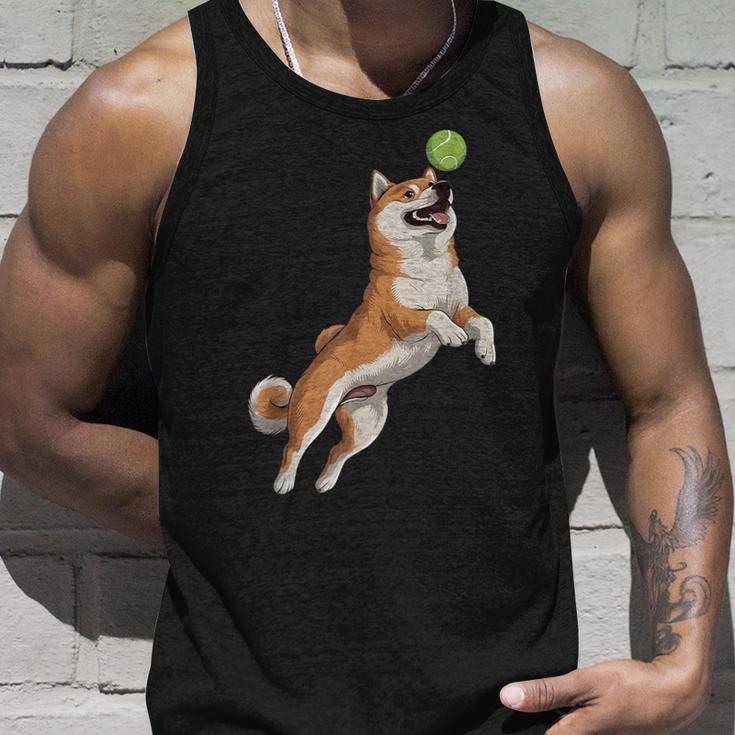 遊び心のある柴犬フェッチ追いかけテニスボール タンクトップ 彼への贈り物