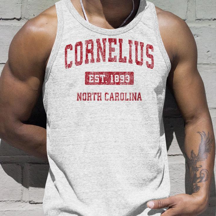 Cornelius North Carolina Nc ビンテージスポーツデザイン レッドデザイン タンクトップ 彼への贈り物
