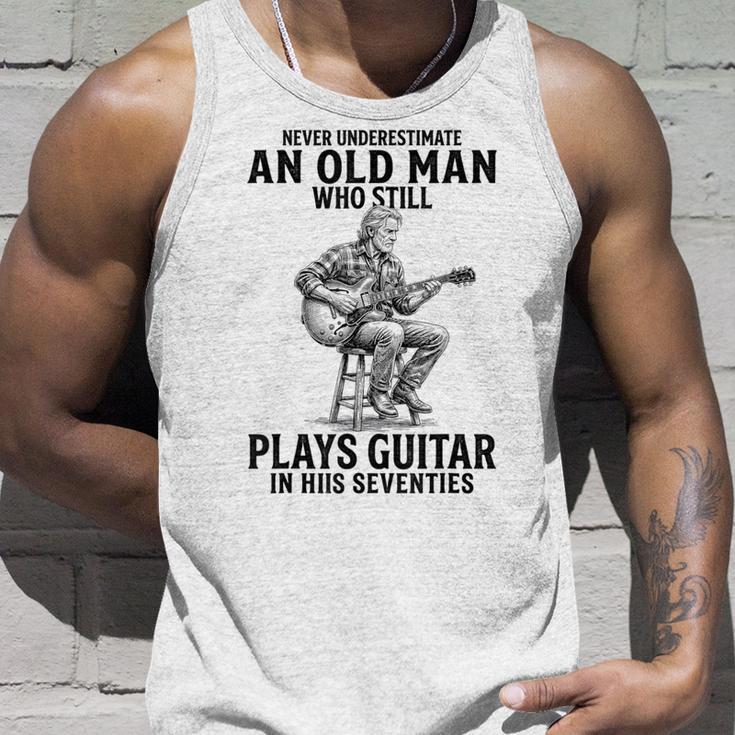 Never Underestimate An Old Man Who Who Guitar タンクトップ 彼への贈り物