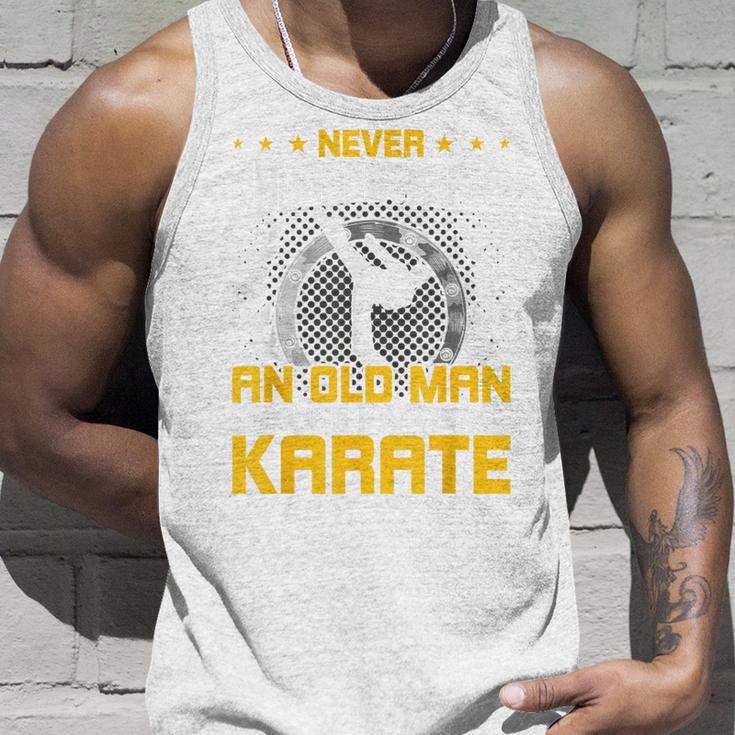Never Underestimate An Old Man Who Know Karate タンクトップ 彼への贈り物