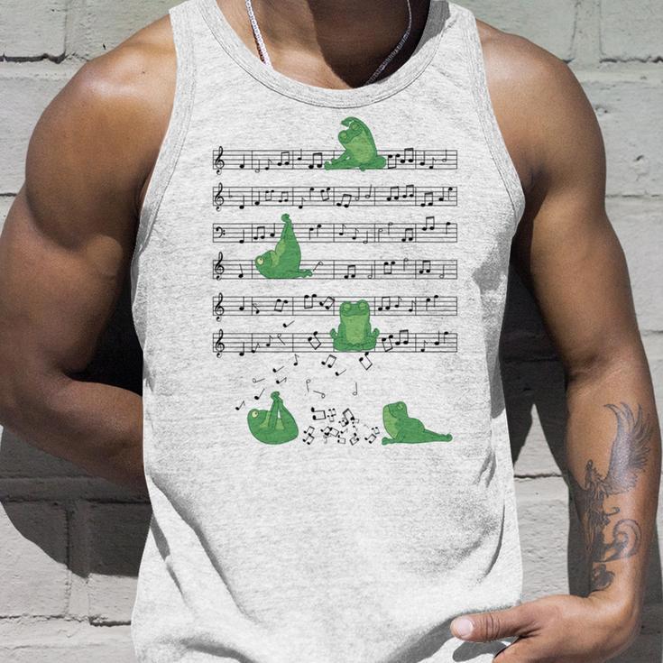 ヨガをしているかわいいカエル 音符 音記号 ミュージシャンアート 長袖tシャツ タンクトップ 彼への贈り物