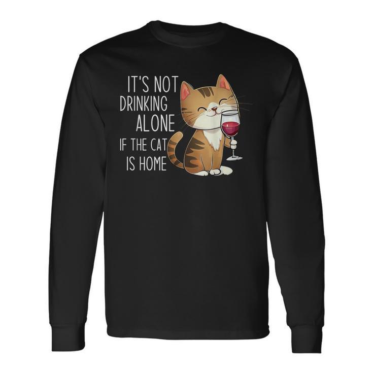 It's Not Drinking Alone If The Cat Is Home 面白い猫とワイン 長袖Tシャツ