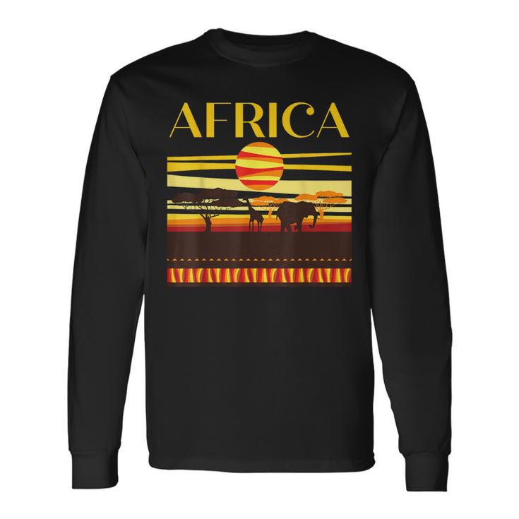 アフリカの衣装と夕日のアフリカの動物。 長袖Tシャツ