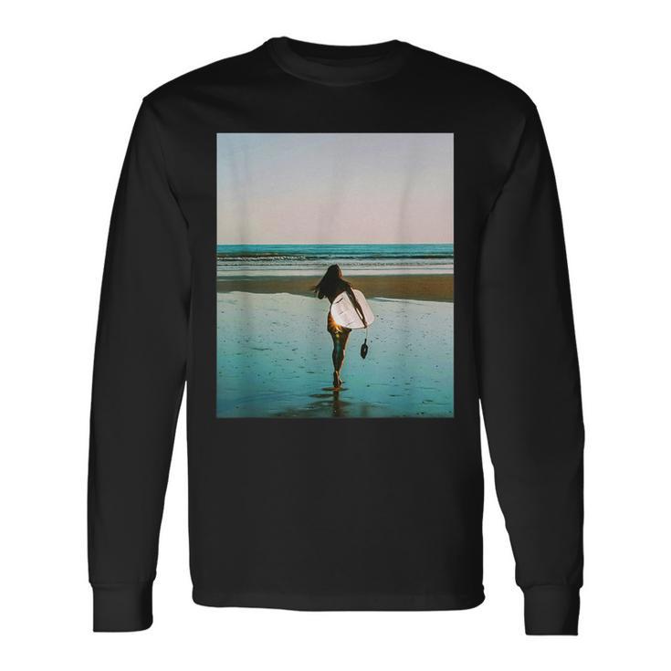 サーファー ガール（写真 リアルフォト）【Surfide サーフサイド】サーフィン 夏・海 ビーチ 砂浜 おしゃれ 長袖Tシャツ