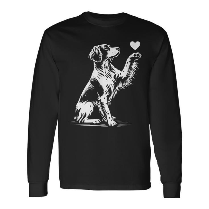 ブリタニー スパニエル お座り犬の心愛のグラフィック デザイン 長袖Tシャツ